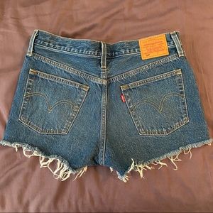 28W levi jean shorts